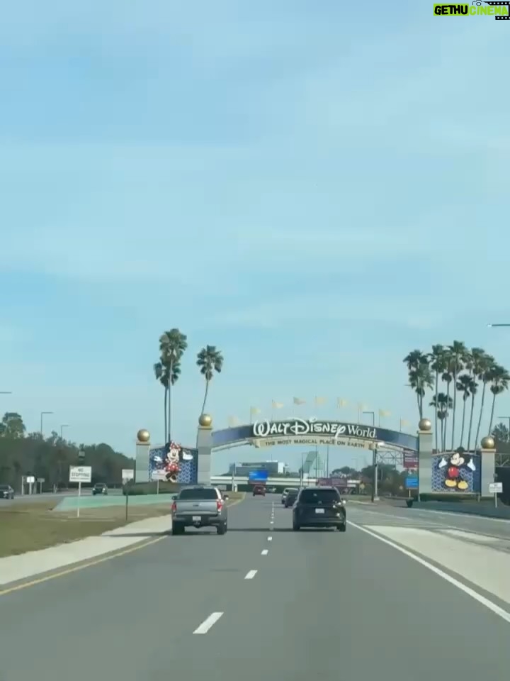 Véronique Cloutier - 4.8K Likes - 16 adultes. Moyenne d’âge du cœur : 8 ans. 
Un week-end à @waltdisneyworld dont on se souviendra longtemps 🙏🏻🤍
Le cœur bien rempli pour affronter mes 51 ans le 31 décembre prochain 🫶🏻

(On a passé une soirée au JINGLE BELL JINGLE BAM de Hollywood Studios, musique de Noël partout, spectacle multimédias féerique, desserts des fêtes et en bonus… moins d’attente pour les attractions 🫣🙌🏼)