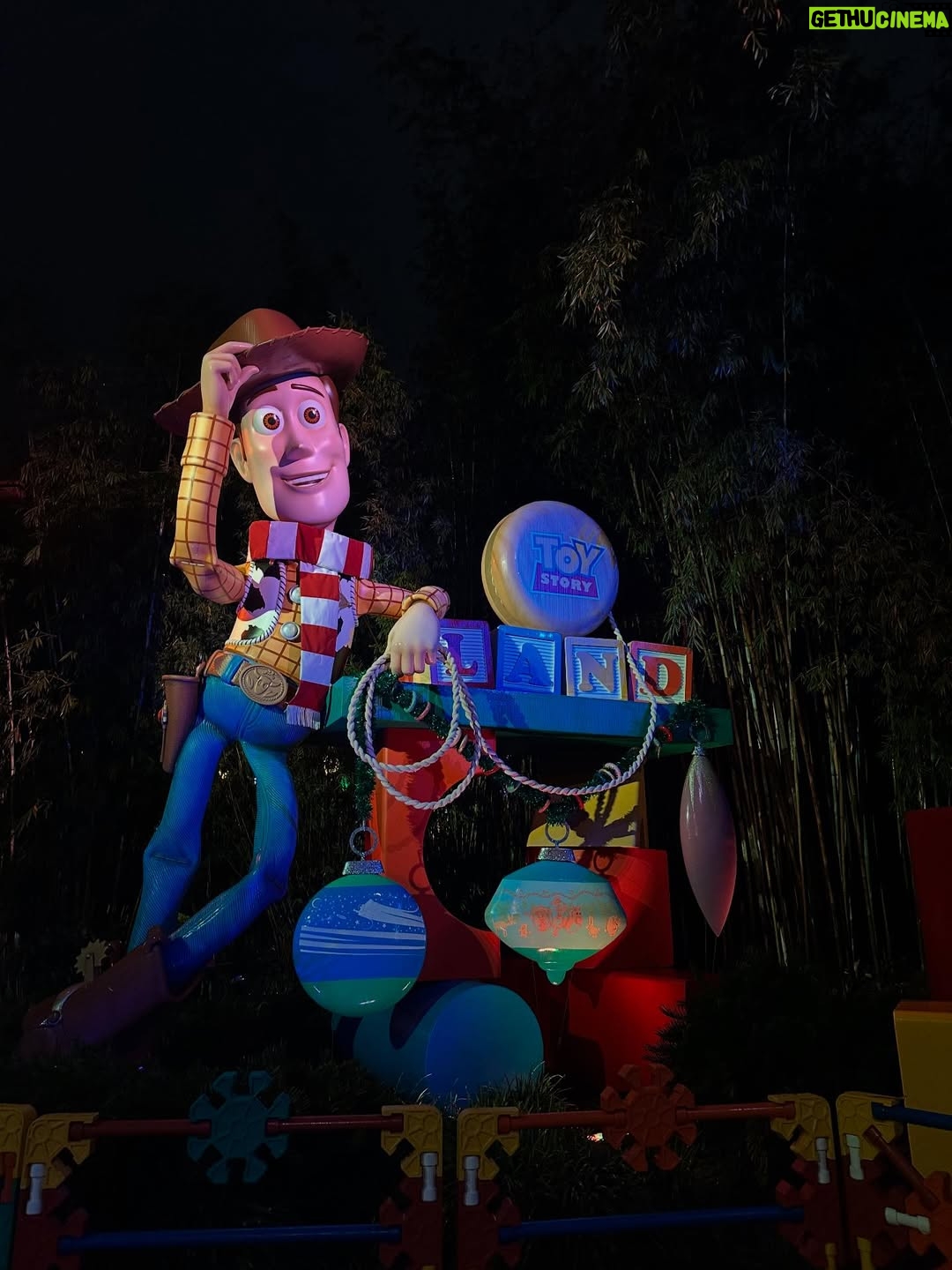 Véronique Cloutier - 4.8K Likes - 16 adultes. Moyenne d’âge du cœur : 8 ans. 
Un week-end à @waltdisneyworld dont on se souviendra longtemps 🙏🏻🤍
Le cœur bien rempli pour affronter mes 51 ans le 31 décembre prochain 🫶🏻

(On a passé une soirée au JINGLE BELL JINGLE BAM de Hollywood Studios, musique de Noël partout, spectacle multimédias féerique, desserts des fêtes et en bonus… moins d’attente pour les attractions 🫣🙌🏼)