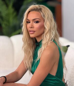 Vicky Kavoura Instagram - Together again @vicky_kavoura #forevertogether #happyday #kavouraki🦀  #makeup @makeupagelikitsolakou #hairavgerinos #hairstyling #hairbyme