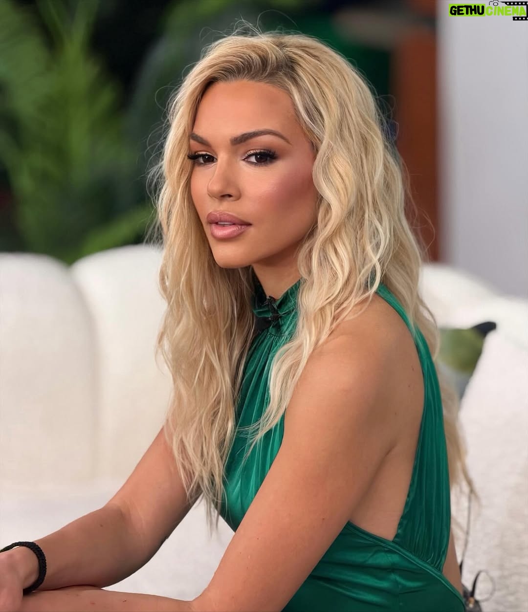 Vicky Kavoura - 4.1K Likes - Together again @vicky_kavoura #forevertogether #happyday #kavouraki🦀  #makeup @makeupagelikitsolakou #hairavgerinos #hairstyling #hairbyme