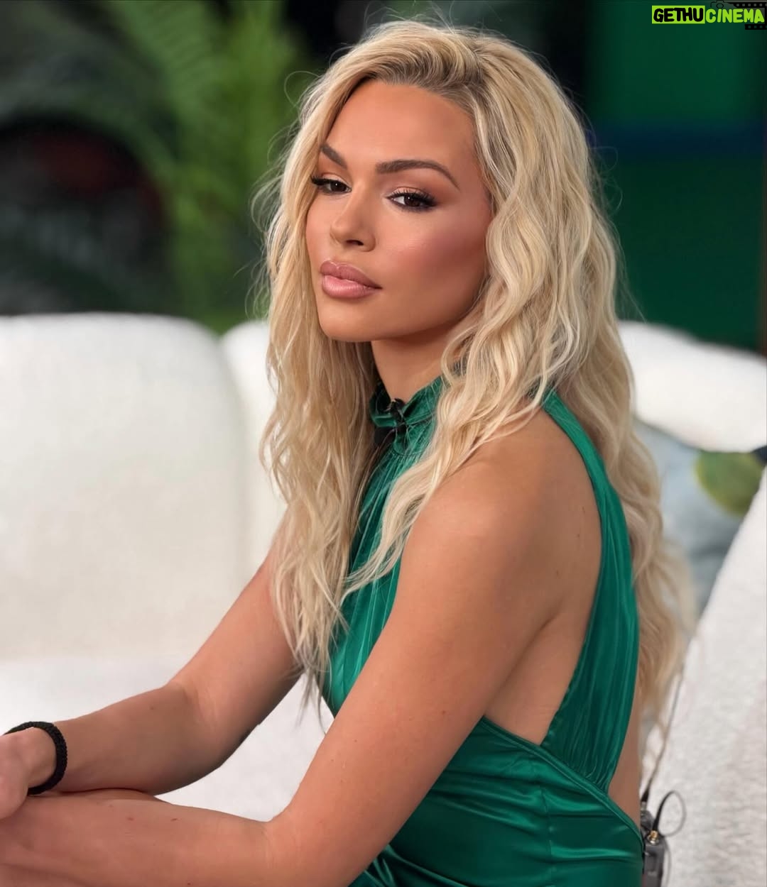 Vicky Kavoura - 4.1K Likes - Together again @vicky_kavoura #forevertogether #happyday #kavouraki🦀  #makeup @makeupagelikitsolakou #hairavgerinos #hairstyling #hairbyme