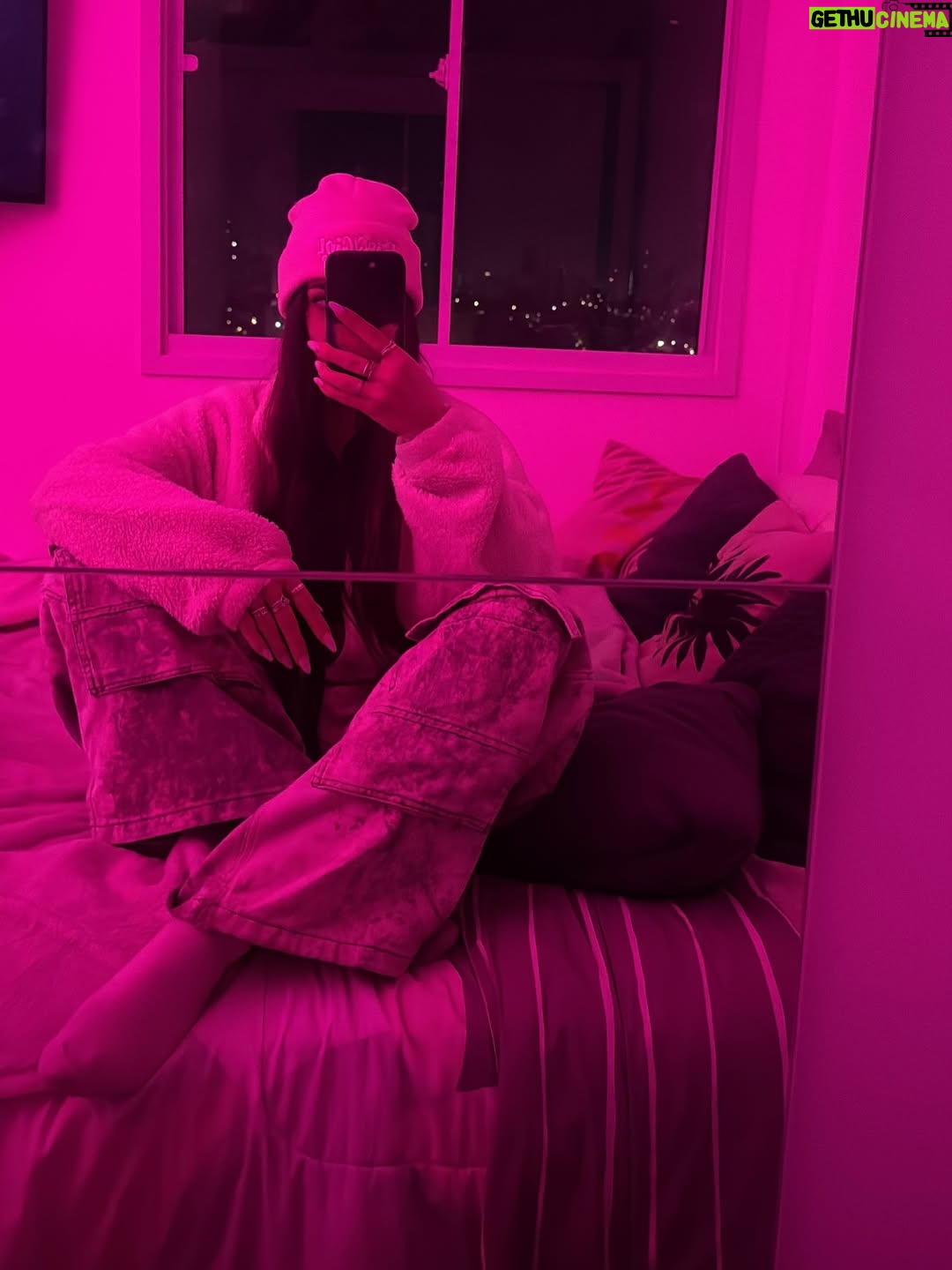 Victoria Macan - 5.4K Likes - dump aleatório com um pouquinho de tudo que eu amo 🩷🌈✨
cês preferem o queeeeee??