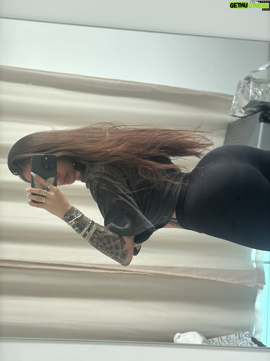 Victoria Macan - 5.4K Likes - dump aleatório com um pouquinho de tudo que eu amo 🩷🌈✨
cês preferem o queeeeee??