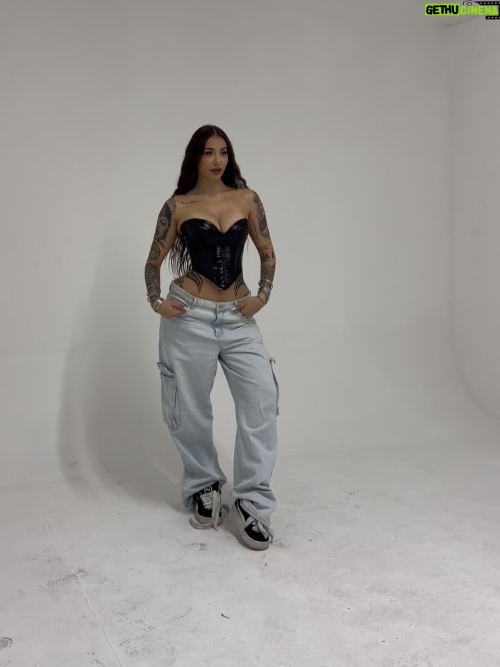 Victoria Macan - 5.4K Likes - dump aleatório com um pouquinho de tudo que eu amo 🩷🌈✨
cês preferem o queeeeee??