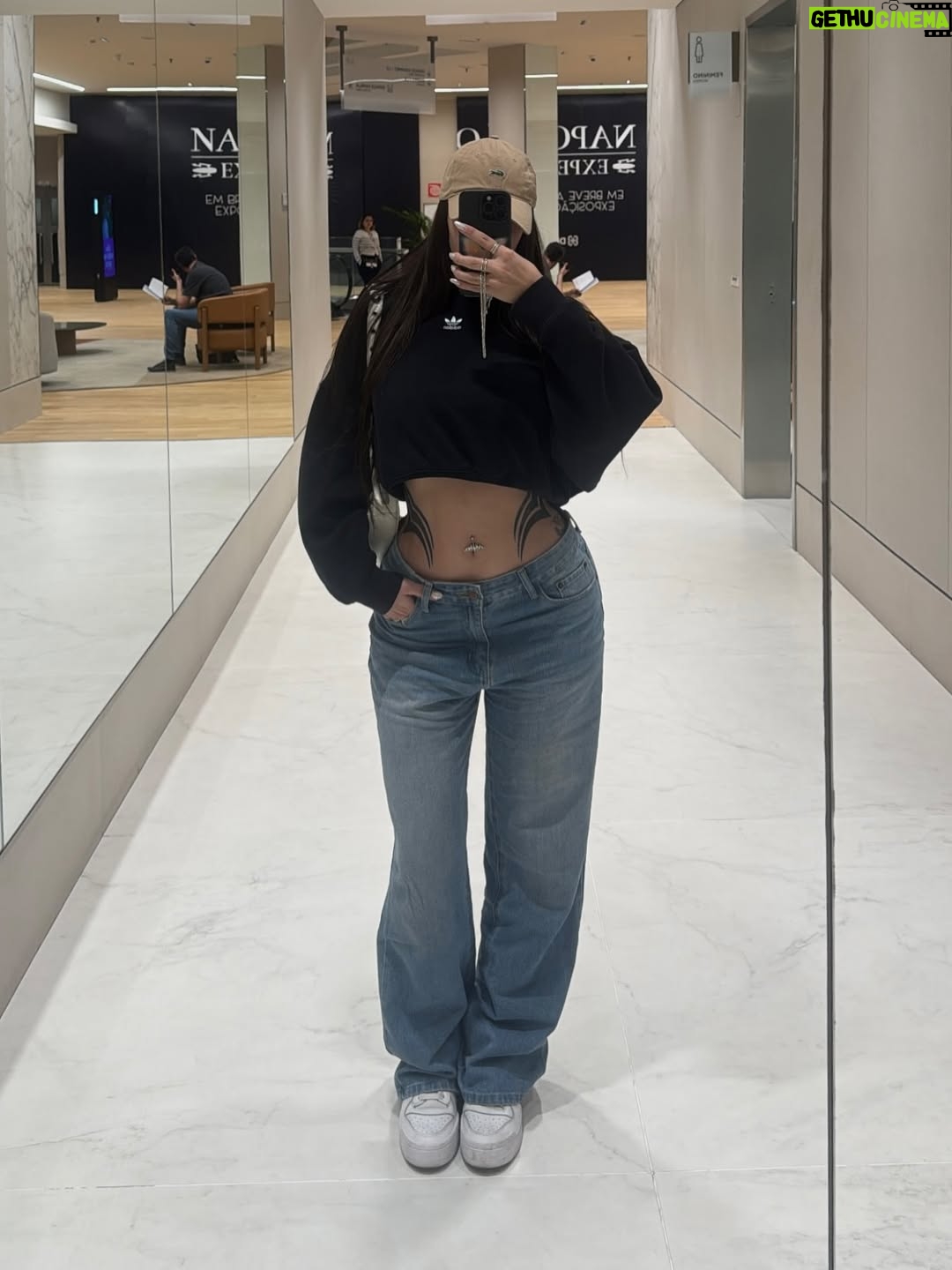 Victoria Macan - 5.4K Likes - dump aleatório com um pouquinho de tudo que eu amo 🩷🌈✨
cês preferem o queeeeee??