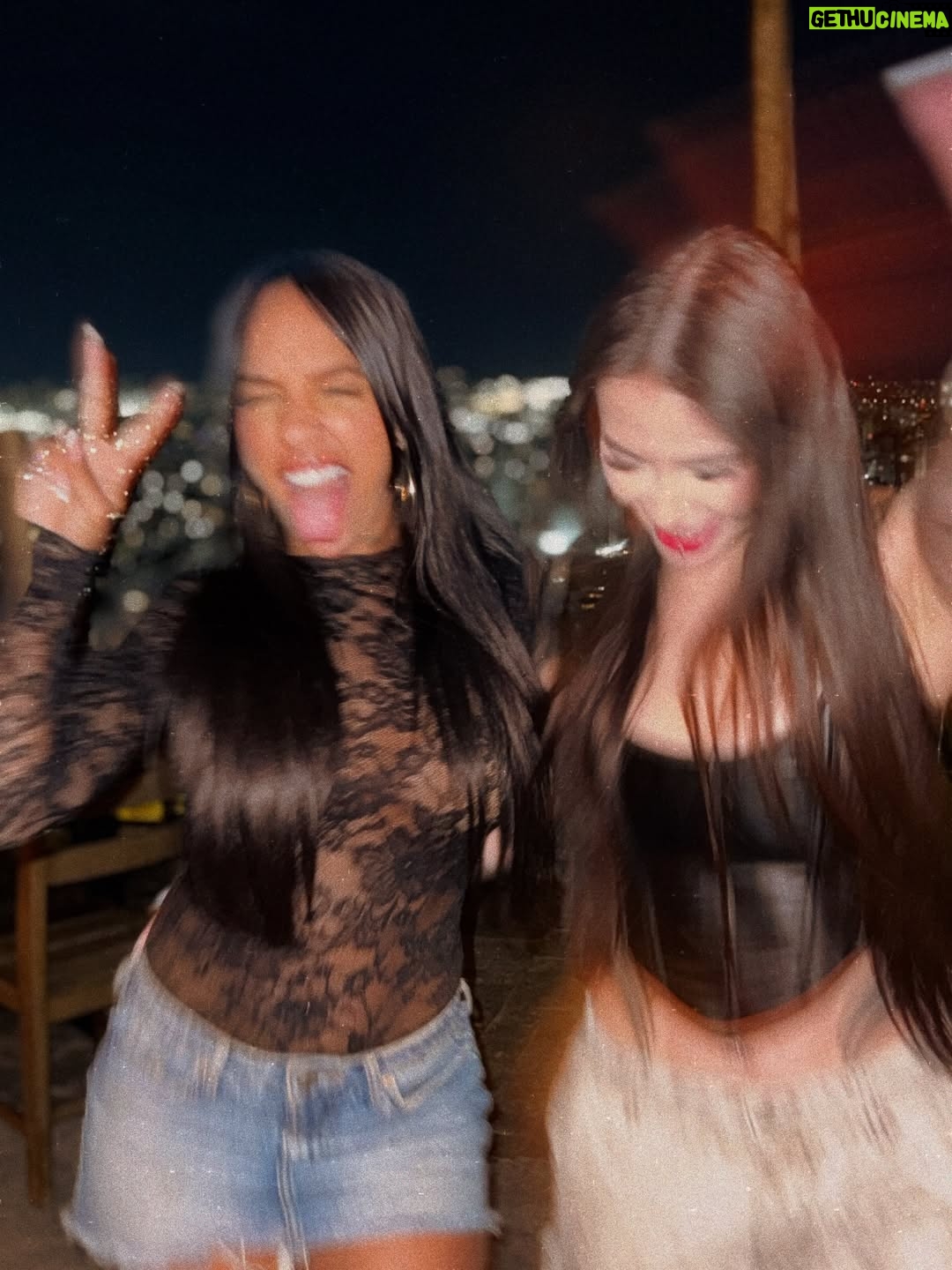 Victoria Macan - 5.4K Likes - dump aleatório com um pouquinho de tudo que eu amo 🩷🌈✨
cês preferem o queeeeee??