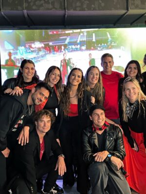 Victoria Maurette Instagram - 23 años después ❤️ el reencuentro 

🤯Que locura 

Gracias x la ropa, el estilismo y el makeup @harveywillys @ichuamendolara  @arizappa.arte