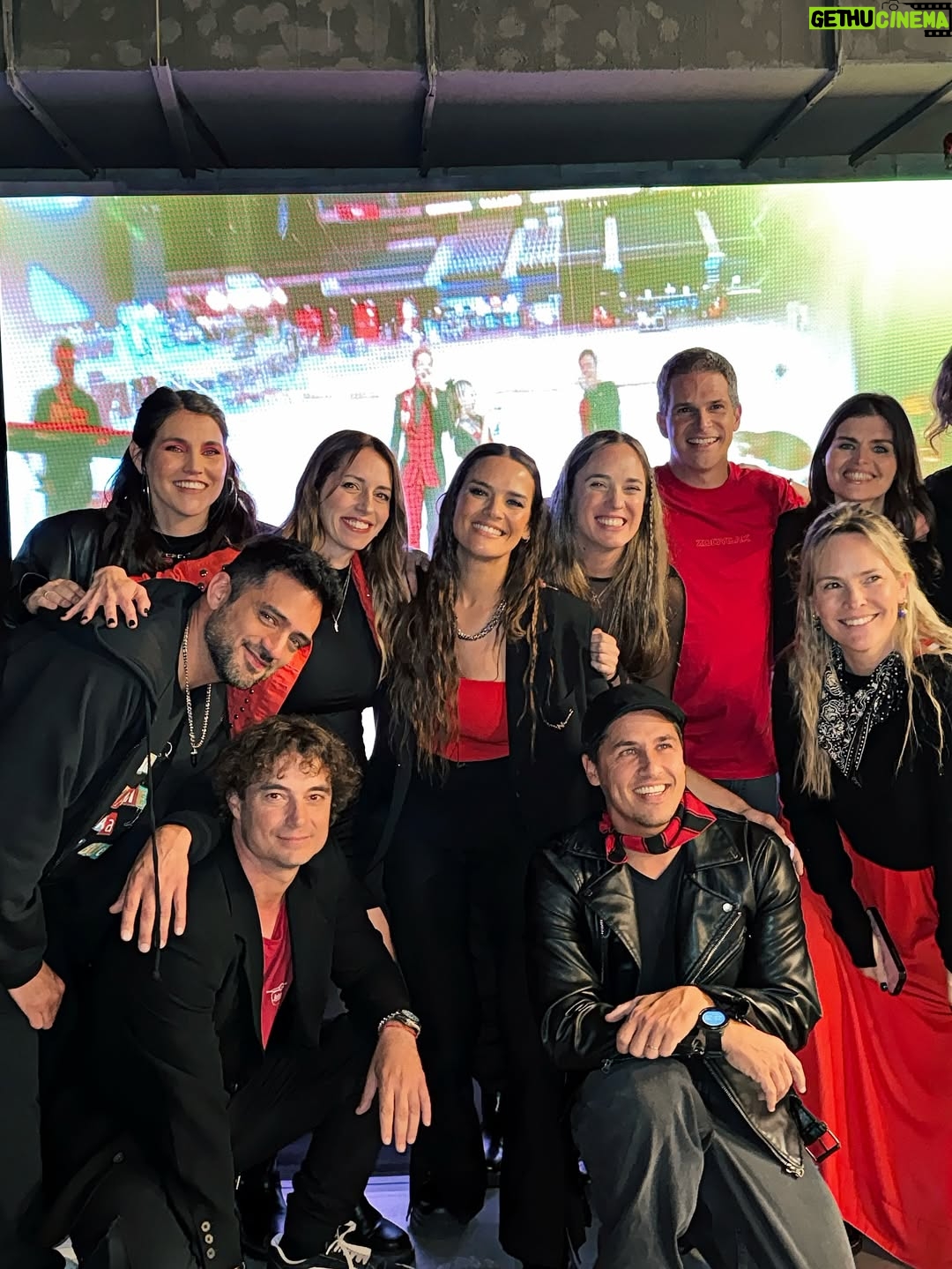 Victoria Maurette - 31.5K Likes - 23 años después ❤️ el reencuentro 

🤯Que locura 

Gracias x la ropa, el estilismo y el makeup @harveywillys @ichuamendolara  @arizappa.arte