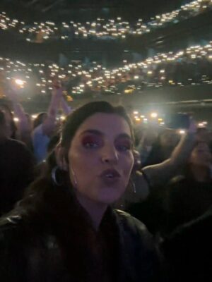 Victoria Maurette Instagram - 23 años después ❤️ el reencuentro
🤯Que locura
Gracias x la ropa, el estilismo y el makeup @harveywillys @ichuamendolara @arizappa.arte