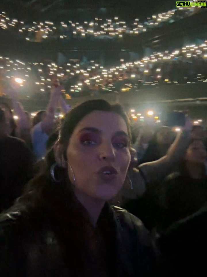 Victoria Maurette - 31.5K Likes - 23 años después ❤️ el reencuentro 

🤯Que locura 

Gracias x la ropa, el estilismo y el makeup @harveywillys @ichuamendolara  @arizappa.arte