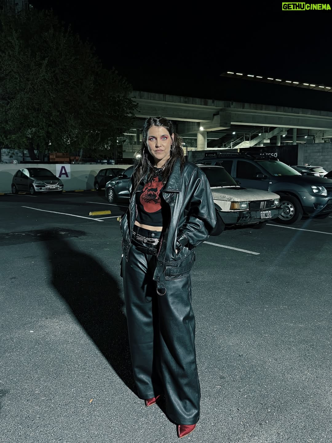 Victoria Maurette - 31.5K Likes - 23 años después ❤️ el reencuentro 

🤯Que locura 

Gracias x la ropa, el estilismo y el makeup @harveywillys @ichuamendolara  @arizappa.arte