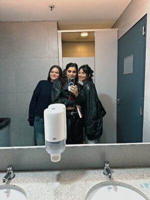 Victoria Maurette Instagram - 23 años después ❤️ el reencuentro 

🤯Que locura 

Gracias x la ropa, el estilismo y el makeup @harveywillys @ichuamendolara  @arizappa.arte