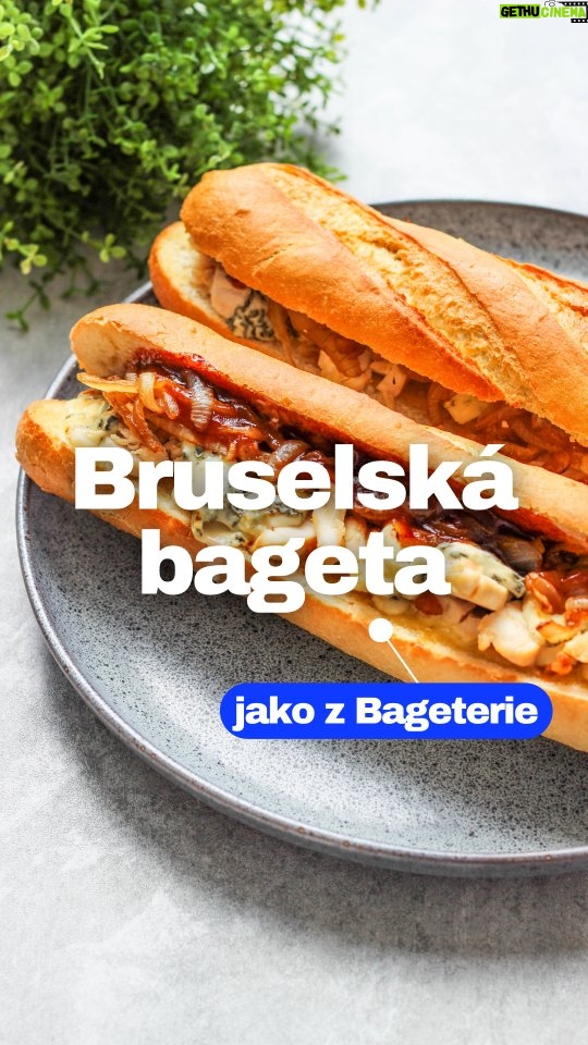 Viktorie Hrazdílková - 14.8K Likes - A tvá nej bageta z Bageterie? 😋🥖 

Celodenní redukční jídelníčky s tímto receptem najdeš ve VIP členství, kde najdeš i všechny mé cvičební videolekce a to vše jen za 199Kč ➡️ 𝗳𝗶𝘁𝘃𝗶𝗸𝗶.𝗰𝘇 ❤️ 

BRUSELSKÁ BAGETA 👩‍🍳🧑‍🍳 

🥖 1 velká fr. bageta
🥖 1 cibule
🥖 160g grilovaného kuřete
🥖 60g nivy 30%
🥖 1 PL oleje
🥖 1 PL krémového balzamika
🥖 1 PL třtinového cukru
🥖 sůl & pepř
🥖 2 PL BBQ omáčky
🥖 dip: 1 PL majonézy, 1 ČL medu, 1 ČL hořčice, 1 ČL citronové šťávy, sůl, pepř

Postup: Cibuli nakrájej na plátky a orestuj na lžíci oleje. Následně osol a opepři, přidej krémové balzamiko a třtinový cukr, zamíchej a stáhni z plamene. Bagetu rozřízni napůl a nařízni uprostřed. Potři dipem (smíchej všechny suroviny na dip), přidej plátky grilovaného kuřete, nivu, karamelizovanou cibuli a BBQ omáčku. Bagety následně zapeč na 200°C / 5 min a vychutnávej 😋👩‍🍳🧑‍🍳. 

Baví tě mé recepty?👩‍🍳 Podpoř mou tvorbu ❤, sdílením a milým komentem 🥰. 

Chceš mít mé rychlé recepty přehledně a pohromadě 👉 podpoř mou tvorbu a objednej si mou NOVOU kuchařku jen za 199 Kč na webu 𝗳𝗶𝘁𝘃𝗶𝗸𝗶.𝗰𝘇 👩‍🍳📖😋 

Nutriční hodnoty 1 celé obložené porce:
B: 38,9g
S: 72,7g
T: 27,1g
690 kcal