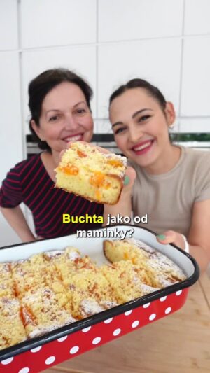 Viktorie Hrazdílková Instagram - Znáš? Vyzkoušíš? 😋❤️🤗 

JOGURTOVÁ BUCHTA 

🥛 1 velký bílý jogurt 
🥚 2 vejce 
🥛 1/2 kelímku cukru 
🥛 1 kelímek polohrubé mouky 
🥄 1 PL kypřícího prášku 
🍓 ovoce dle chuti 
🧈 drobenka (2:1:1= hrubá mouka : cukr : máslo) 

Postup: Do misky dej velký bílý jogurt, přidej 2 vejce, půl kelímku od jogurtu cukru (já dávám spíš 1/3, ale záleží, jak máš rád/a sladké), zamícháš a přidáš kelímek polohrubé mouky smíchaný s lžící kypřícího prášku. Vzniklé těsto naliješ do vymazané & vysypané formy / pekáče, přidáš ovoce (já přidávám trochu hrubé mouky, aby ovoce zůstalo hezky na povrchu) a drobenku a dáš péct na 175°C / 30 min 🤗👌😋❤️. 

Celodenní redukční jídelníčky s tímto receptem najdeš ve VIP členství ➡️ 𝗳𝗶𝘁𝘃𝗶𝗸𝗶.𝗰𝘇 ❤️ 

Baví tě mé recepty?👩‍🍳 Podpoř mou tvorbu ❤, sdílením a milým komentem 🥰. 

Chceš mít mé rychlé recepty přehledně a pohromadě 👉 podpoř mou tvorbu a objednej si mou NOVOU kuchařku jen za 199 Kč na webu 𝗳𝗶𝘁𝘃𝗶𝗸𝗶.𝗰𝘇 👩‍🍳📖😋 

Nutriční hodnoty 1ks (1/10):
B:7g
S:39g
T:6,6g 
243 kcal