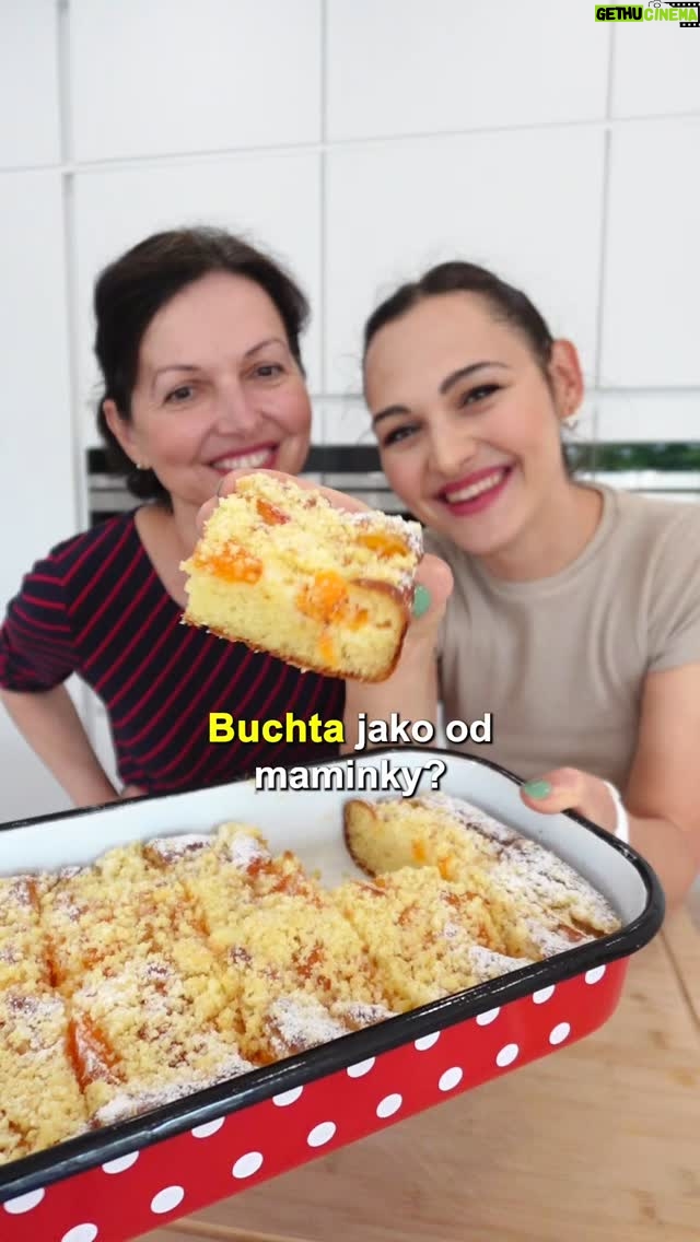 Viktorie Hrazdílková - 13K Likes - Znáš? Vyzkoušíš? 😋❤️🤗 

JOGURTOVÁ BUCHTA 

🥛 1 velký bílý jogurt 
🥚 2 vejce 
🥛 1/2 kelímku cukru 
🥛 1 kelímek polohrubé mouky 
🥄 1 PL kypřícího prášku 
🍓 ovoce dle chuti 
🧈 drobenka (2:1:1= hrubá mouka : cukr : máslo) 

Postup: Do misky dej velký bílý jogurt, přidej 2 vejce, půl kelímku od jogurtu cukru (já dávám spíš 1/3, ale záleží, jak máš rád/a sladké), zamícháš a přidáš kelímek polohrubé mouky smíchaný s lžící kypřícího prášku. Vzniklé těsto naliješ do vymazané & vysypané formy / pekáče, přidáš ovoce (já přidávám trochu hrubé mouky, aby ovoce zůstalo hezky na povrchu) a drobenku a dáš péct na 175°C / 30 min 🤗👌😋❤️. 

Celodenní redukční jídelníčky s tímto receptem najdeš ve VIP členství ➡️ 𝗳𝗶𝘁𝘃𝗶𝗸𝗶.𝗰𝘇 ❤️ 

Baví tě mé recepty?👩‍🍳 Podpoř mou tvorbu ❤, sdílením a milým komentem 🥰. 

Chceš mít mé rychlé recepty přehledně a pohromadě 👉 podpoř mou tvorbu a objednej si mou NOVOU kuchařku jen za 199 Kč na webu 𝗳𝗶𝘁𝘃𝗶𝗸𝗶.𝗰𝘇 👩‍🍳📖😋 

Nutriční hodnoty 1ks (1/10):
B:7g
S:39g
T:6,6g 
243 kcal