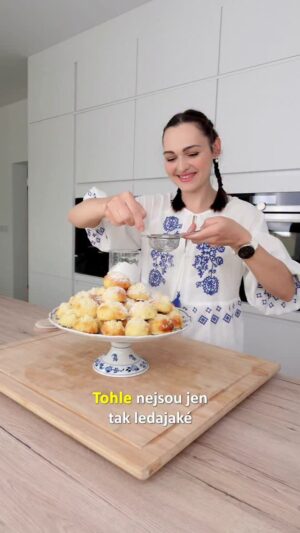 Viktorie Hrazdílková Instagram - Jaké jsou typické koláčky pro váš kraj? ❤️ 

Tyto moravské (svatební) koláčky jsou podle receptu mé prababičky a u nás doma nesmí chybět na žádném svátečním stole 🤗❤️ 

Na 2 plechy:
🥚 300g polohrubé mouky
🥚 125g másla
🥚 1 celé vejce
🥚 1 PL rumu
🥚 kostka čerstvých kvasnic
🥚 2 PL   1ČL cukru
🥚 100ml teplého mléka
🥚 špetka soli 

Náplň: 
🥚 tvaroh s cukrem a trochou škrobu 

Dále:
🥚 vejce na obalení s trochou rumu
🥚 drobenka 

Postup: Mléko ohřej na 33°C a přidej do něj lžičku cukru a kvasnice a nechej vzejít kvásek. V míse (nejlépe od robota) smíchej vejce s cukrem, rumem a máslem. Poté přidej mouku, sůl a vzešlý kvásek. Nechej robota hníst těsto alespoň 10 min. Následně zapni troubu na 180°C a pomoučené těsto rozválej na 0,5cm placku a následně vykrajuj čtverečky na tvorbu koláčků. Do čtverečků dej tvarohovou náplň, zabal, obal vzniklý koláček v rozšlehaném vejci a posypej drobenkou. Koláčky vyskládej na plech s pečícím papírem a rovnou dej péct na cca 20 min. Po upečení pocukruj a vychutnávej 🤗❤️😋. 

Baví tě mé recepty?👩‍🍳 Podpoř mou tvorbu ❤, sdílením a milým komentem 🥰. 

Chceš mít mé rychlé recepty přehledně a pohromadě 👉 podpoř mou tvorbu a objednej si mou novou kuchařku jen za 199 Kč na webu 𝗳𝗶𝘁𝘃𝗶𝗸𝗶.𝗰𝘇 👩‍🍳📖😋. 

Nutriční hodnoty 1 koláčku (1/40):
B: 2,4g
S: 8,4g
T: 3,25g
72 kcal 

#kolace #moravskekolacky #svatebnikolacky #snidane #dnessnidam #dnespecu #kynutekolace #cake #fitnessgirl #dezert #dessert #hubnuti #zdraverecepty #zdravevareni #minivlog #recepty  #rychlerecepty #rychlyrecept #dnesjim #dnesjem  #czechfitnessgirl #jedlo #zdravejedlo #jidlo #vareni #recept #foodlover #toprecepty #bilkoviny #inspirace