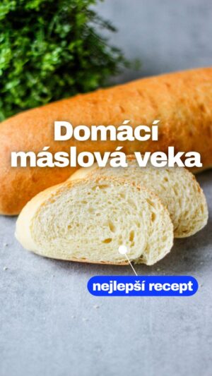 Viktorie Hrazdílková Instagram - Kupuješ nebo pečeš veku? 😋🎄 

Celodenní redukční jídelníčky s tímto receptem najdeš ve VIP členství, kde najdeš i všechny mé cvičební videolekce a to vše jen za 199Kč ➡️ 𝗳𝗶𝘁𝘃𝗶𝗸𝗶.𝗰𝘇 ❤️ 

DOMÁCÍ VEKA 👌👩‍🍳👨‍🍳 

🥖 350ml mléka
🥖 50g másla
🥖 600g hladké mouky
🥖 1 ČL cukru
🥖 1 sáček sušeného droždí
🥖 1 vejce
🥖 1 ČL soli 

Postup: Smíchej mouku, sůl, cukr, sušené droždí a následně přidej vejce a v mikrovlnce ohřáté mléko s máslem (cca 33°C). Nejlépe v robotu vypracuj těsto (cca 10min hnětení), které následně nechej 1h kynout na teplém místě. Vykynuté těsto rozděl na 2 části, rozválej a každou část zamotej do veky (viz video). Postříkej lehce vodou a nechej znova kynout do zdvojnásobení objemu (30 až 45 min). Vykynuté veky dej péct do horkovzdušné fritézy TwinFry na program BAKE 20 min při 180°C👩‍🍳👨‍🍳👌. 

Pokud sháníš kvalitní horkovzdušnou fritézu, doporučuju napsat Ježíškovi o horkovzdušku TwinFry z eshopu @cosori_cz_sk kde díky mé spolupráci můžeš využít i slevový kód: VIKI a budeš ji mít i levnější 🤗👩‍🍳👨‍🍳❤️ 

Baví tě mé recepty?👩‍🍳 Podpoř mou tvorbu ❤, sdílením a milým komentem 🥰. 

Chceš více mých vánočních receptů? 🎄 Objednej si mou VÁNOČNĚ-SILVESTROVSKOU kuchařku jen za 99 Kč na webu 𝗳𝗶𝘁𝘃𝗶𝗸𝗶.𝗰𝘇 👩‍🍳📖😋 

Nutriční hodnoty 1 plátek (1/20):
B: 4,5g
S: 23,2g
T: 2,8g
136 kcal