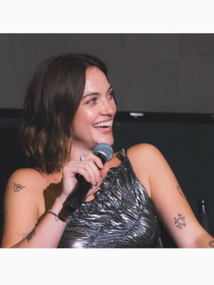 Violett Beane Instagram - All of Countdown is out now, every single episode, so go watch it all and then watch it again and then watch it a third time for good measure!! 

@itsamandalim absolutely slaying another look 🤘assisted by @viktoriapetrovski 💋 Hair and makeup by meee