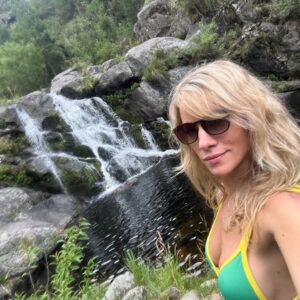 Virginia Da Cunha Instagram - ESTANCIA LA ERNESTINA 🧝🏻‍♀️💜🌳

Desde Córdoba les escribo, disfrutando en este lugar que me recuerda el diseño perfecto de este planeta. Mi hada interior es feliz en los bosques, las cascadas, los ríos.. entre caballos y pájaros de todos los colores. Vine a musicalizar un cumpleaños muy especial pero el regalo lo recibí. Me vuelvo llena de pura energía y paz. Gracias @jmmazurok 
Sin dudas volveré 🤍