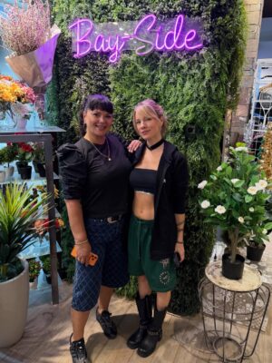 Virginia Da Cunha Instagram - ANY GIVEN SUNDAY 🍒 🎶 🤎 

Imágenes de las cosas maravillosas de mi trabajo que es mi forma de Vida. Viajar a lugares como Trelew donde lo técnico  puso a prueba lo esencial. Las bandejas no me leían ningún usb y salí sin monitor ni auris, mezclando desde el mouse de mi computadora con pantalla rota. 🫠 
Entre todos le pusimos onda y disfrutamos más. Que nunca me atrape la comodidad ni el ego y siempre me permita vivir estas aventuras donde lugares nuevos me esperan con una tarta de cerezas y los ojos brillosos de alegría como si fueran familia. 
Ser siempre equipo ante los obstáculos sin perder de vista el objetivo: disfrutar el camino. Y que la música suene como sea para celebrar el presente. 
El presente de estar vivos! Gracias @geronimosantucho y familia @goat.trelew  @baysideshopping @hosteriacasadepaula por tanto amor.
El último video no es ninguna casualidad, prontito lo descifrarán.