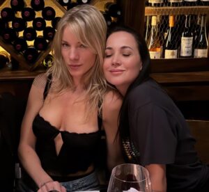 Virginia Da Cunha Instagram - Feliz Cumple Hermana de mi Alma @valeriagastaldi 

Hace unos días apareció una foto del 2001 donde apenas nos conocíamos pero ya habíamos conectado profundamente y sin saber que después la vida nos uniría para siempre para llevar adelante una gran misión. Vale siempre fue mi compinche de aventuras, de salidas en pareja, de encuentros en otros países, de cafecitos y vinos más alla del tiempo. 
Somos mujer que parecemos tranquilas pero somos dos guerreras, solo los más cercanos pueden ver esa entrega y ese lado salvaje que te hace admirable. 
Hoy nos toca poner cuerpo y alma juntas y me hace muy feliz porque nos disfruto mucho. 
Ya imagino el día en que pasado todo esto yo me aparezca con un bebito por tus playas y los tuyos lo cuiden jajaja 
Mientras tanto bienvenida al Portal 44, se viene un año de pura magia y expansión!!! Te Amo 🎂❤️🥳