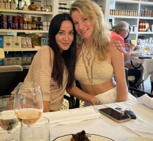 Virginia Da Cunha Instagram - Feliz Cumple Hermana de mi Alma @valeriagastaldi 

Hace unos días apareció una foto del 2001 donde apenas nos conocíamos pero ya habíamos conectado profundamente y sin saber que después la vida nos uniría para siempre para llevar adelante una gran misión. Vale siempre fue mi compinche de aventuras, de salidas en pareja, de encuentros en otros países, de cafecitos y vinos más alla del tiempo. 
Somos mujer que parecemos tranquilas pero somos dos guerreras, solo los más cercanos pueden ver esa entrega y ese lado salvaje que te hace admirable. 
Hoy nos toca poner cuerpo y alma juntas y me hace muy feliz porque nos disfruto mucho. 
Ya imagino el día en que pasado todo esto yo me aparezca con un bebito por tus playas y los tuyos lo cuiden jajaja 
Mientras tanto bienvenida al Portal 44, se viene un año de pura magia y expansión!!! Te Amo 🎂❤️🥳