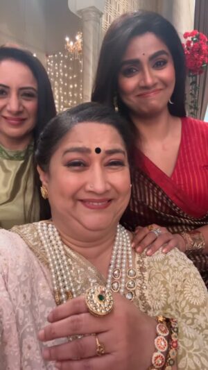 Vishavpreet Kaur Instagram - Deshmukh ladies having some fun moments between shots… Watch Jagadhatri @10pm on Zee tv and on Zee5…

#jagadhatri #zeetv #reels #trending #viral #smitasinkarshah #beinguma #deshmukh #actress #smitasinkarshah #newshow #newserial