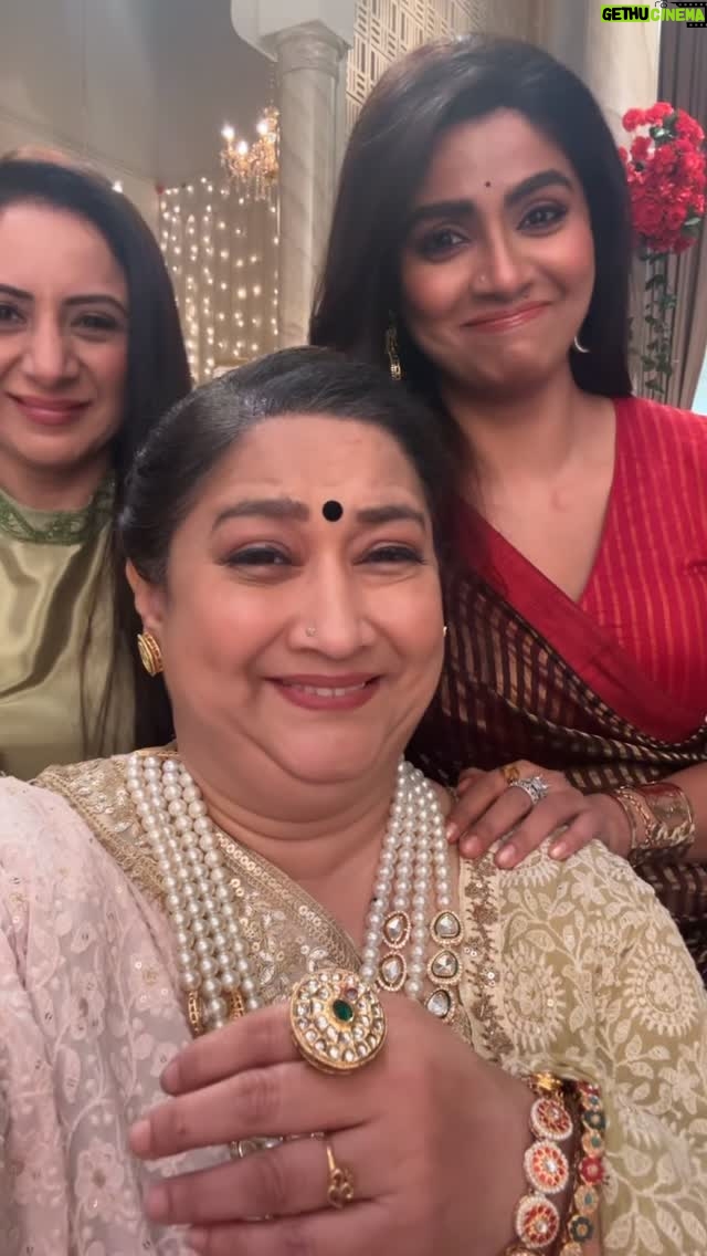 Vishavpreet Kaur - 722 Likes - Deshmukh ladies having some fun moments between shots… Watch Jagadhatri @10pm on Zee tv and on Zee5…

#jagadhatri #zeetv #reels #trending #viral #smitasinkarshah #beinguma #deshmukh #actress #smitasinkarshah #newshow #newserial