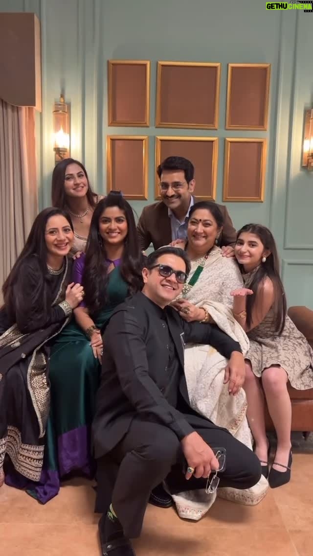 Vishavpreet Kaur - 1.4K Likes - Meet The Deshmukh family who is all set to steal your hearts… and maybe your remote too 😜💖
#Jagadhatri @ 10PM only on ZeeTV | Mon–Sun

#jagadhatri #zeetv #hindi #family #fun #actress #smitasinkarshah #beinguma #newshow #everyday #bingewatch