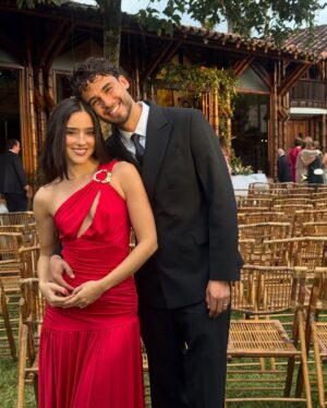 Viviana Serna Instagram - Hoy cumple años el ser humano más increíble del universo entero y sus alrededores, mi compañerito, el más tierno, amoroso, divertido, inteligente y hermoso. Te amo Diego! Le pido a Dios que te regale muchíiiiisimos años más de vida para poder seguir disfrutando de tu corazón precioso! 🥹✨❤️