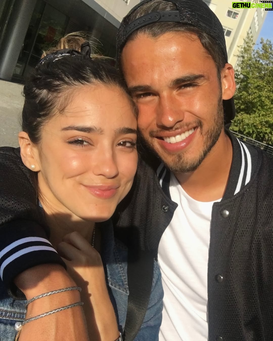 Viviana Serna - 63.8K Likes - Hoy cumple años el ser humano más increíble del universo entero y sus alrededores, mi compañerito, el más tierno, amoroso, divertido, inteligente y hermoso. Te amo Diego! Le pido a Dios que te regale muchíiiiisimos años más de vida para poder seguir disfrutando de tu corazón precioso! 🥹✨❤️