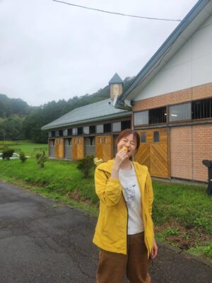 Wakana Matsumoto Instagram - .

.

.

みなさんおこんにちは

松本です

すっかり秋めいて朝晩は寒い日々が続いていますがみなさま
いかがお過ごしでしょうか

.

北海道での撮影のオフショットを

馬さんはやっぱりかわいいです

松本は撮影でお邪魔した牧場の方が湯がいてくださった
とうもろこし🌽

子供のころ"とうもろこし"が言えなくて
【とうこもろし】と言ってたと未だ親に言われます
還暦迎える頃にも言われてるんでしょうか🙄

.

ザ・ロイヤルファミリー
とてもご好評をいただいております
🏇🏇　　🏇　🏇🏇
引き続きよろしくお願いいたします！