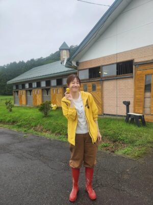 Wakana Matsumoto Instagram - .

.

.

みなさんおこんにちは

松本です

すっかり秋めいて朝晩は寒い日々が続いていますがみなさま
いかがお過ごしでしょうか

.

北海道での撮影のオフショットを

馬さんはやっぱりかわいいです

松本は撮影でお邪魔した牧場の方が湯がいてくださった
とうもろこし🌽

子供のころ"とうもろこし"が言えなくて
【とうこもろし】と言ってたと未だ親に言われます
還暦迎える頃にも言われてるんでしょうか🙄

.

ザ・ロイヤルファミリー
とてもご好評をいただいております
🏇🏇　　🏇　🏇🏇
引き続きよろしくお願いいたします！