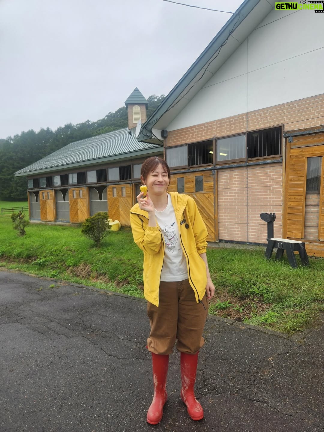 Wakana Matsumoto - 170K Likes - .

.

.

みなさんおこんにちは

松本です

すっかり秋めいて朝晩は寒い日々が続いていますがみなさま
いかがお過ごしでしょうか

.

北海道での撮影のオフショットを

馬さんはやっぱりかわいいです

松本は撮影でお邪魔した牧場の方が湯がいてくださった
とうもろこし🌽

子供のころ"とうもろこし"が言えなくて
【とうこもろし】と言ってたと未だ親に言われます
還暦迎える頃にも言われてるんでしょうか🙄

.

ザ・ロイヤルファミリー
とてもご好評をいただいております
🏇🏇　　🏇　🏇🏇
引き続きよろしくお願いいたします！