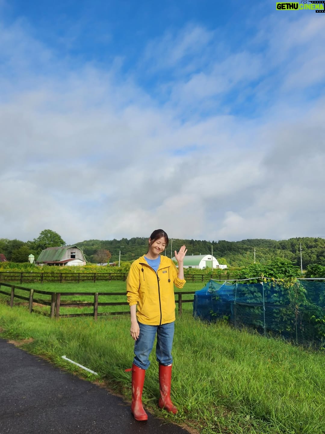 Wakana Matsumoto - 170K Likes - .

.

.

みなさんおこんにちは

松本です

すっかり秋めいて朝晩は寒い日々が続いていますがみなさま
いかがお過ごしでしょうか

.

北海道での撮影のオフショットを

馬さんはやっぱりかわいいです

松本は撮影でお邪魔した牧場の方が湯がいてくださった
とうもろこし🌽

子供のころ"とうもろこし"が言えなくて
【とうこもろし】と言ってたと未だ親に言われます
還暦迎える頃にも言われてるんでしょうか🙄

.

ザ・ロイヤルファミリー
とてもご好評をいただいております
🏇🏇　　🏇　🏇🏇
引き続きよろしくお願いいたします！