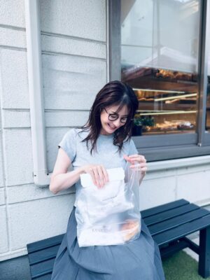 Wakana Matsumoto Instagram - .

.

.

日々、ザ・ロイヤルファミリーでございます。
みなさんいかがお過ごしでしょうか。

.

撮影が早く終わったので好きなパンを買おうと思ったけど
売り切れてたけど
美味しいの見つけただけど

と言うのが１枚目です。
.

明日からグッと気温が下がるそうです。
嬉しい。

みなさん、お身体にご留意くださいね。