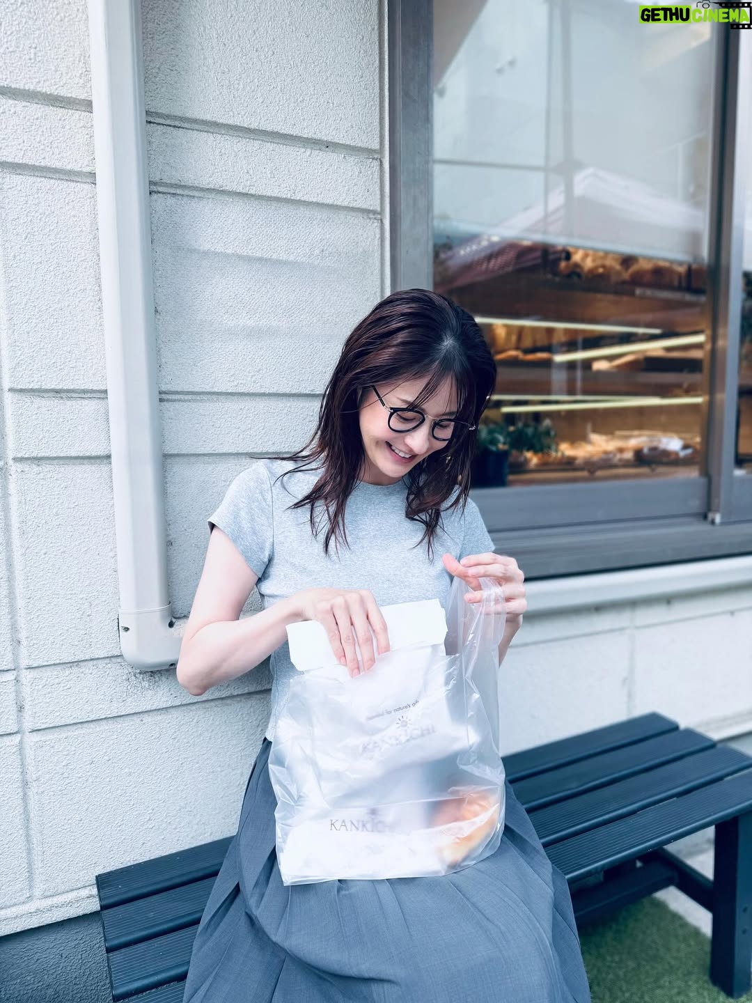 Wakana Matsumoto - 109.9K Likes - .

.

.

日々、ザ・ロイヤルファミリーでございます。
みなさんいかがお過ごしでしょうか。

.

撮影が早く終わったので好きなパンを買おうと思ったけど
売り切れてたけど
美味しいの見つけただけど

と言うのが１枚目です。
.

明日からグッと気温が下がるそうです。
嬉しい。

みなさん、お身体にご留意くださいね。