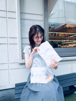 Wakana Matsumoto Instagram - .

.

.

日々、ザ・ロイヤルファミリーでございます。
みなさんいかがお過ごしでしょうか。

.

撮影が早く終わったので好きなパンを買おうと思ったけど
売り切れてたけど
美味しいの見つけただけど

と言うのが１枚目です。
.

明日からグッと気温が下がるそうです。
嬉しい。

みなさん、お身体にご留意くださいね。