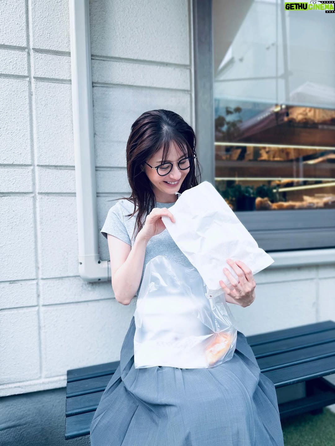 Wakana Matsumoto - 109.9K Likes - .

.

.

日々、ザ・ロイヤルファミリーでございます。
みなさんいかがお過ごしでしょうか。

.

撮影が早く終わったので好きなパンを買おうと思ったけど
売り切れてたけど
美味しいの見つけただけど

と言うのが１枚目です。
.

明日からグッと気温が下がるそうです。
嬉しい。

みなさん、お身体にご留意くださいね。