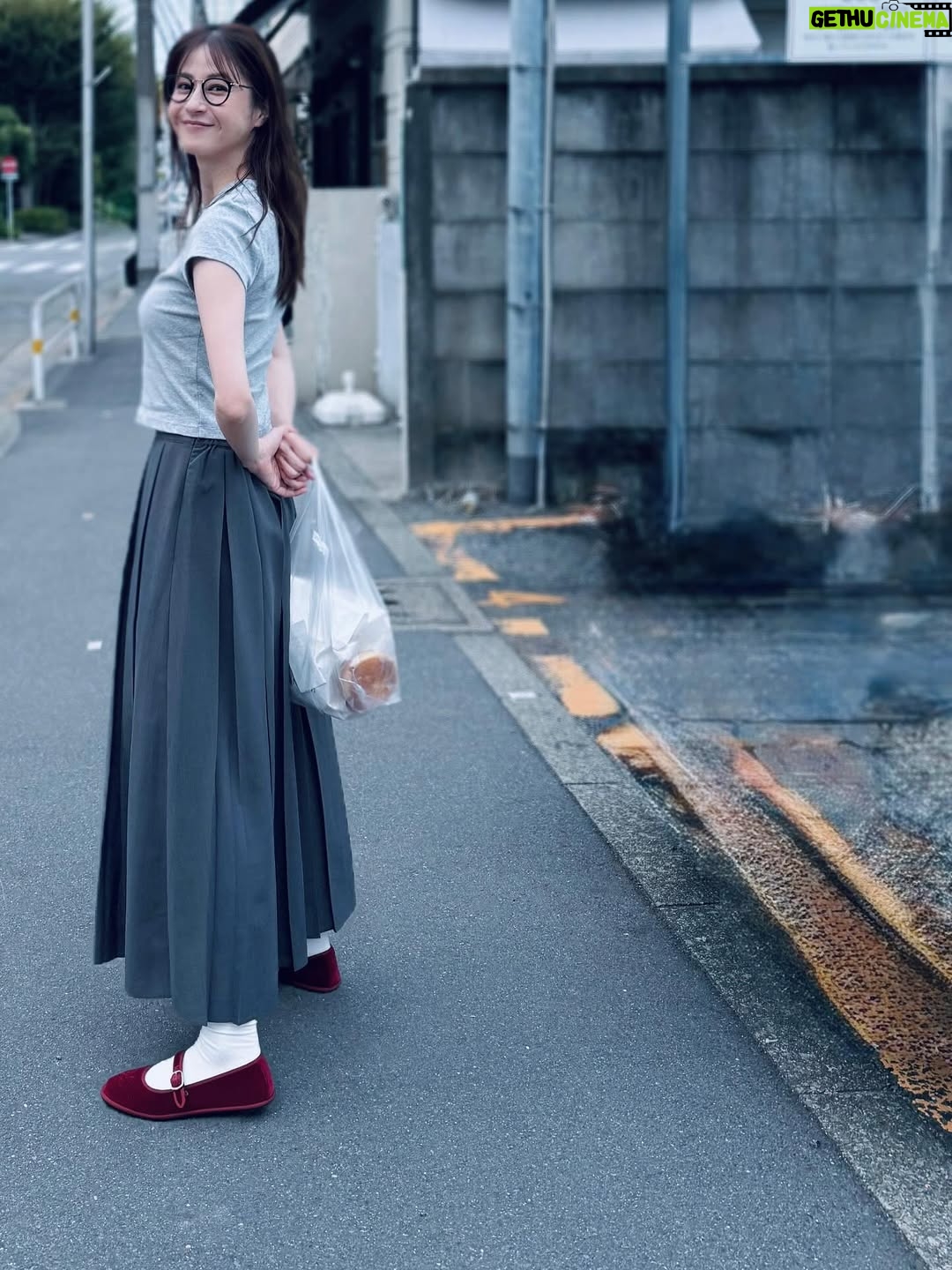 Wakana Matsumoto - 109.9K Likes - .

.

.

日々、ザ・ロイヤルファミリーでございます。
みなさんいかがお過ごしでしょうか。

.

撮影が早く終わったので好きなパンを買おうと思ったけど
売り切れてたけど
美味しいの見つけただけど

と言うのが１枚目です。
.

明日からグッと気温が下がるそうです。
嬉しい。

みなさん、お身体にご留意くださいね。