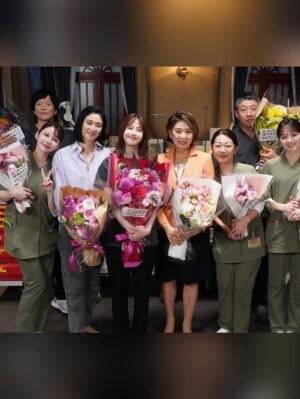Wakana Matsumoto Instagram - .

.

.

Dr.アシュラをご覧いただきましてありがとうございました！

クランクインのときは寒く震えながら1話のトンネルのシーンの撮影で、全11話を思い返しても一番過酷な2日間でした笑
その修羅場を初日にみんなで乗り越えたからこそ一体感を持って臨めたんだと思います。

医療ドラマなので準備や調べ物、手術シーン当日はすごく大変で、片付け翌日の準備の繰り返しの日々に追われながら奮闘されていたスタッフのみなさん、他多くのスタッフさんに最高の環境を整えていただき、あの場に立たせていただきました。

監修に入ってくださった先生や医療チームのみなさんには撮影上の都合でたくさん無理を言いましたがリアルとドラマの絶妙なラインを探っていただき朱羅の神技を作り上げていただきました。

監督は休む間もなく台本や編集作業と向き合い、撮影が始まると役者と向き合い、良い作品にするための表現への強い気持ちは演じる側の気持ちをとても高めていただきました。

キャストのみなさんとは撮影の合間では ワイワイ大笑いして、撮影が始まるとみんな切り替えて集中して取り組むというバランスがとても心地よく、安心して撮影に臨めました。

原作のこしのりょう先生の優しさと柔らかい笑顔に現場でとても癒されました。
朱羅を生み出され、それを私が演じさせていただけた奇跡がとても感慨深いです。

imaseさんの主題歌”名前のない日々”素敵なサビがあるにも関わらず、静寂な冒頭と最後の大サビのメロディが実は同じで表現の幅に刺激をいただきましたし、いつもドラマの終盤でなくてはならない作品の一部でした。

携わったみなさま誰1人かけてはいけなかったし、感謝と尊敬の気持ちでいっぱいです。
本当にありがとうございました！

そして最後までご覧いただきましたみなさま、応援してくださったみなさま、本当にありがとうございました！

朱羅たちは今日もたくさんの命と向き合い救っていることを想像して、この素晴らしい3ヶ月間を本当にありがとうございました！！！