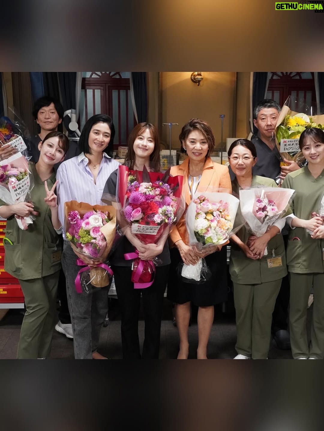 Wakana Matsumoto - 107.9K Likes - .

.

.

Dr.アシュラをご覧いただきましてありがとうございました！

クランクインのときは寒く震えながら1話のトンネルのシーンの撮影で、全11話を思い返しても一番過酷な2日間でした笑
その修羅場を初日にみんなで乗り越えたからこそ一体感を持って臨めたんだと思います。

医療ドラマなので準備や調べ物、手術シーン当日はすごく大変で、片付け翌日の準備の繰り返しの日々に追われながら奮闘されていたスタッフのみなさん、他多くのスタッフさんに最高の環境を整えていただき、あの場に立たせていただきました。

監修に入ってくださった先生や医療チームのみなさんには撮影上の都合でたくさん無理を言いましたがリアルとドラマの絶妙なラインを探っていただき朱羅の神技を作り上げていただきました。

監督は休む間もなく台本や編集作業と向き合い、撮影が始まると役者と向き合い、良い作品にするための表現への強い気持ちは演じる側の気持ちをとても高めていただきました。

キャストのみなさんとは撮影の合間では ワイワイ大笑いして、撮影が始まるとみんな切り替えて集中して取り組むというバランスがとても心地よく、安心して撮影に臨めました。

原作のこしのりょう先生の優しさと柔らかい笑顔に現場でとても癒されました。
朱羅を生み出され、それを私が演じさせていただけた奇跡がとても感慨深いです。

imaseさんの主題歌”名前のない日々”素敵なサビがあるにも関わらず、静寂な冒頭と最後の大サビのメロディが実は同じで表現の幅に刺激をいただきましたし、いつもドラマの終盤でなくてはならない作品の一部でした。

携わったみなさま誰1人かけてはいけなかったし、感謝と尊敬の気持ちでいっぱいです。
本当にありがとうございました！

そして最後までご覧いただきましたみなさま、応援してくださったみなさま、本当にありがとうございました！

朱羅たちは今日もたくさんの命と向き合い救っていることを想像して、この素晴らしい3ヶ月間を本当にありがとうございました！！！