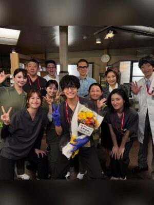 Wakana Matsumoto Instagram - .

.

.

Dr.アシュラをご覧いただきましてありがとうございました！

クランクインのときは寒く震えながら1話のトンネルのシーンの撮影で、全11話を思い返しても一番過酷な2日間でした笑
その修羅場を初日にみんなで乗り越えたからこそ一体感を持って臨めたんだと思います。

医療ドラマなので準備や調べ物、手術シーン当日はすごく大変で、片付け翌日の準備の繰り返しの日々に追われながら奮闘されていたスタッフのみなさん、他多くのスタッフさんに最高の環境を整えていただき、あの場に立たせていただきました。

監修に入ってくださった先生や医療チームのみなさんには撮影上の都合でたくさん無理を言いましたがリアルとドラマの絶妙なラインを探っていただき朱羅の神技を作り上げていただきました。

監督は休む間もなく台本や編集作業と向き合い、撮影が始まると役者と向き合い、良い作品にするための表現への強い気持ちは演じる側の気持ちをとても高めていただきました。

キャストのみなさんとは撮影の合間では ワイワイ大笑いして、撮影が始まるとみんな切り替えて集中して取り組むというバランスがとても心地よく、安心して撮影に臨めました。

原作のこしのりょう先生の優しさと柔らかい笑顔に現場でとても癒されました。
朱羅を生み出され、それを私が演じさせていただけた奇跡がとても感慨深いです。

imaseさんの主題歌”名前のない日々”素敵なサビがあるにも関わらず、静寂な冒頭と最後の大サビのメロディが実は同じで表現の幅に刺激をいただきましたし、いつもドラマの終盤でなくてはならない作品の一部でした。

携わったみなさま誰1人かけてはいけなかったし、感謝と尊敬の気持ちでいっぱいです。
本当にありがとうございました！

そして最後までご覧いただきましたみなさま、応援してくださったみなさま、本当にありがとうございました！

朱羅たちは今日もたくさんの命と向き合い救っていることを想像して、この素晴らしい3ヶ月間を本当にありがとうございました！！！