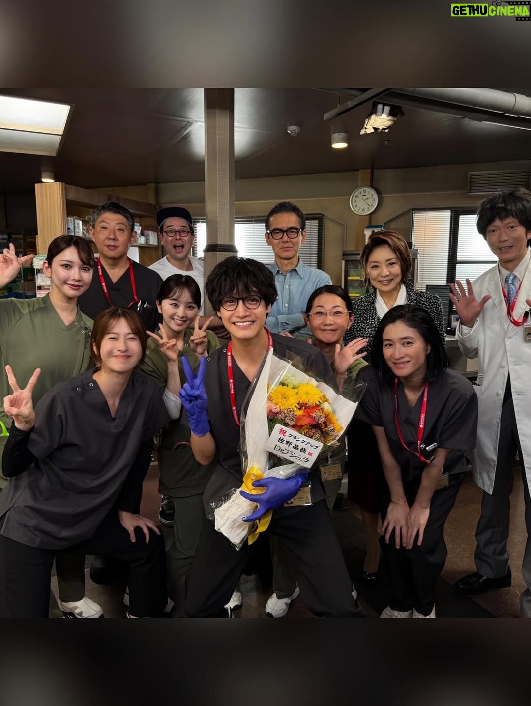 Wakana Matsumoto - 107.9K Likes - .

.

.

Dr.アシュラをご覧いただきましてありがとうございました！

クランクインのときは寒く震えながら1話のトンネルのシーンの撮影で、全11話を思い返しても一番過酷な2日間でした笑
その修羅場を初日にみんなで乗り越えたからこそ一体感を持って臨めたんだと思います。

医療ドラマなので準備や調べ物、手術シーン当日はすごく大変で、片付け翌日の準備の繰り返しの日々に追われながら奮闘されていたスタッフのみなさん、他多くのスタッフさんに最高の環境を整えていただき、あの場に立たせていただきました。

監修に入ってくださった先生や医療チームのみなさんには撮影上の都合でたくさん無理を言いましたがリアルとドラマの絶妙なラインを探っていただき朱羅の神技を作り上げていただきました。

監督は休む間もなく台本や編集作業と向き合い、撮影が始まると役者と向き合い、良い作品にするための表現への強い気持ちは演じる側の気持ちをとても高めていただきました。

キャストのみなさんとは撮影の合間では ワイワイ大笑いして、撮影が始まるとみんな切り替えて集中して取り組むというバランスがとても心地よく、安心して撮影に臨めました。

原作のこしのりょう先生の優しさと柔らかい笑顔に現場でとても癒されました。
朱羅を生み出され、それを私が演じさせていただけた奇跡がとても感慨深いです。

imaseさんの主題歌”名前のない日々”素敵なサビがあるにも関わらず、静寂な冒頭と最後の大サビのメロディが実は同じで表現の幅に刺激をいただきましたし、いつもドラマの終盤でなくてはならない作品の一部でした。

携わったみなさま誰1人かけてはいけなかったし、感謝と尊敬の気持ちでいっぱいです。
本当にありがとうございました！

そして最後までご覧いただきましたみなさま、応援してくださったみなさま、本当にありがとうございました！

朱羅たちは今日もたくさんの命と向き合い救っていることを想像して、この素晴らしい3ヶ月間を本当にありがとうございました！！！
