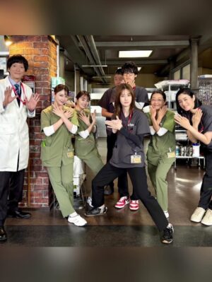 Wakana Matsumoto Instagram - .

.

.

Dr.アシュラをご覧いただきましてありがとうございました！

クランクインのときは寒く震えながら1話のトンネルのシーンの撮影で、全11話を思い返しても一番過酷な2日間でした笑
その修羅場を初日にみんなで乗り越えたからこそ一体感を持って臨めたんだと思います。

医療ドラマなので準備や調べ物、手術シーン当日はすごく大変で、片付け翌日の準備の繰り返しの日々に追われながら奮闘されていたスタッフのみなさん、他多くのスタッフさんに最高の環境を整えていただき、あの場に立たせていただきました。

監修に入ってくださった先生や医療チームのみなさんには撮影上の都合でたくさん無理を言いましたがリアルとドラマの絶妙なラインを探っていただき朱羅の神技を作り上げていただきました。

監督は休む間もなく台本や編集作業と向き合い、撮影が始まると役者と向き合い、良い作品にするための表現への強い気持ちは演じる側の気持ちをとても高めていただきました。

キャストのみなさんとは撮影の合間では ワイワイ大笑いして、撮影が始まるとみんな切り替えて集中して取り組むというバランスがとても心地よく、安心して撮影に臨めました。

原作のこしのりょう先生の優しさと柔らかい笑顔に現場でとても癒されました。
朱羅を生み出され、それを私が演じさせていただけた奇跡がとても感慨深いです。

imaseさんの主題歌”名前のない日々”素敵なサビがあるにも関わらず、静寂な冒頭と最後の大サビのメロディが実は同じで表現の幅に刺激をいただきましたし、いつもドラマの終盤でなくてはならない作品の一部でした。

携わったみなさま誰1人かけてはいけなかったし、感謝と尊敬の気持ちでいっぱいです。
本当にありがとうございました！

そして最後までご覧いただきましたみなさま、応援してくださったみなさま、本当にありがとうございました！

朱羅たちは今日もたくさんの命と向き合い救っていることを想像して、この素晴らしい3ヶ月間を本当にありがとうございました！！！