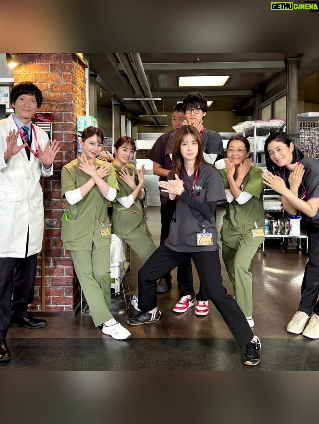 Wakana Matsumoto - 107.9K Likes - .

.

.

Dr.アシュラをご覧いただきましてありがとうございました！

クランクインのときは寒く震えながら1話のトンネルのシーンの撮影で、全11話を思い返しても一番過酷な2日間でした笑
その修羅場を初日にみんなで乗り越えたからこそ一体感を持って臨めたんだと思います。

医療ドラマなので準備や調べ物、手術シーン当日はすごく大変で、片付け翌日の準備の繰り返しの日々に追われながら奮闘されていたスタッフのみなさん、他多くのスタッフさんに最高の環境を整えていただき、あの場に立たせていただきました。

監修に入ってくださった先生や医療チームのみなさんには撮影上の都合でたくさん無理を言いましたがリアルとドラマの絶妙なラインを探っていただき朱羅の神技を作り上げていただきました。

監督は休む間もなく台本や編集作業と向き合い、撮影が始まると役者と向き合い、良い作品にするための表現への強い気持ちは演じる側の気持ちをとても高めていただきました。

キャストのみなさんとは撮影の合間では ワイワイ大笑いして、撮影が始まるとみんな切り替えて集中して取り組むというバランスがとても心地よく、安心して撮影に臨めました。

原作のこしのりょう先生の優しさと柔らかい笑顔に現場でとても癒されました。
朱羅を生み出され、それを私が演じさせていただけた奇跡がとても感慨深いです。

imaseさんの主題歌”名前のない日々”素敵なサビがあるにも関わらず、静寂な冒頭と最後の大サビのメロディが実は同じで表現の幅に刺激をいただきましたし、いつもドラマの終盤でなくてはならない作品の一部でした。

携わったみなさま誰1人かけてはいけなかったし、感謝と尊敬の気持ちでいっぱいです。
本当にありがとうございました！

そして最後までご覧いただきましたみなさま、応援してくださったみなさま、本当にありがとうございました！

朱羅たちは今日もたくさんの命と向き合い救っていることを想像して、この素晴らしい3ヶ月間を本当にありがとうございました！！！
