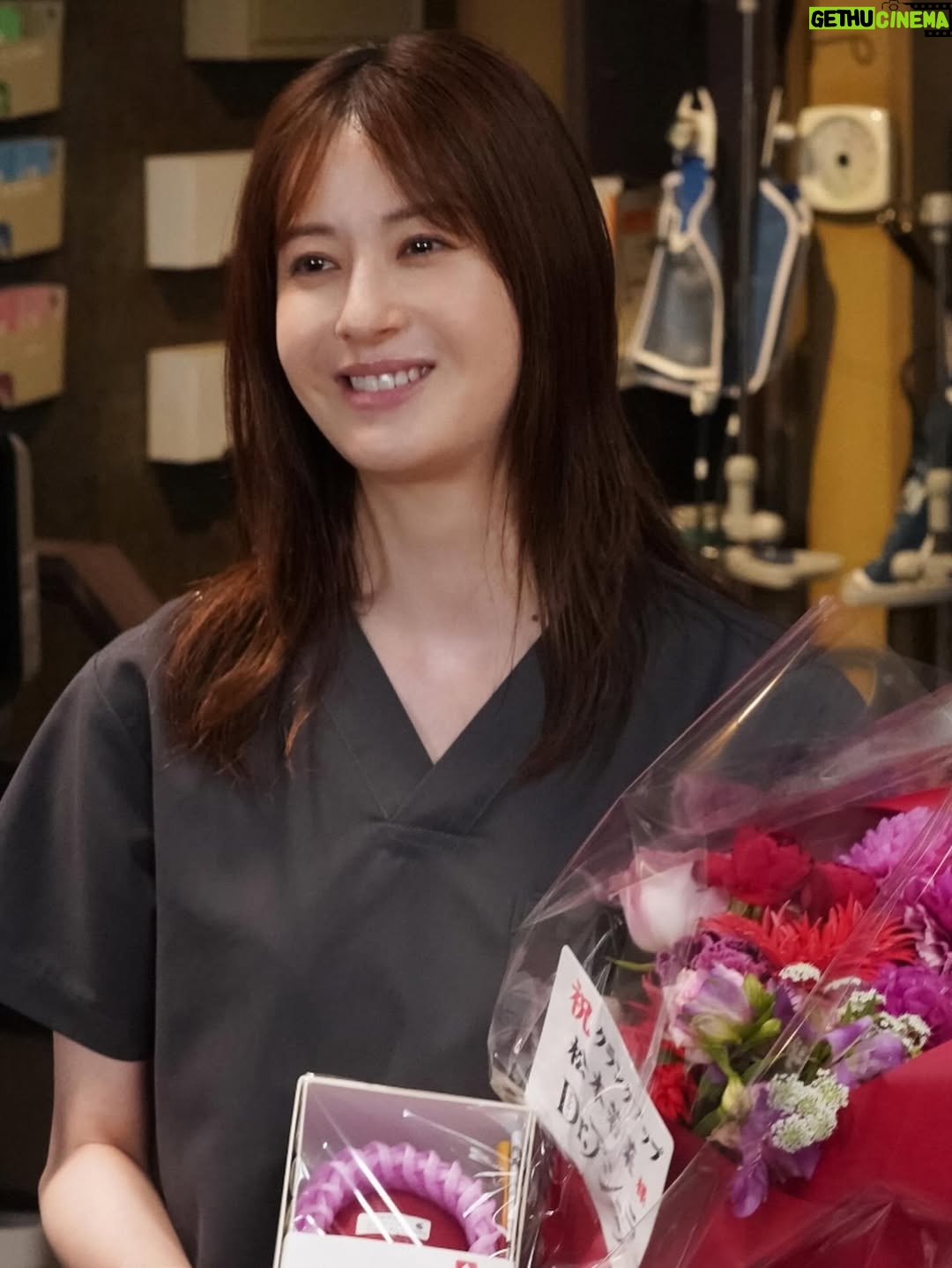Wakana Matsumoto - 107.9K Likes - .

.

.

Dr.アシュラをご覧いただきましてありがとうございました！

クランクインのときは寒く震えながら1話のトンネルのシーンの撮影で、全11話を思い返しても一番過酷な2日間でした笑
その修羅場を初日にみんなで乗り越えたからこそ一体感を持って臨めたんだと思います。

医療ドラマなので準備や調べ物、手術シーン当日はすごく大変で、片付け翌日の準備の繰り返しの日々に追われながら奮闘されていたスタッフのみなさん、他多くのスタッフさんに最高の環境を整えていただき、あの場に立たせていただきました。

監修に入ってくださった先生や医療チームのみなさんには撮影上の都合でたくさん無理を言いましたがリアルとドラマの絶妙なラインを探っていただき朱羅の神技を作り上げていただきました。

監督は休む間もなく台本や編集作業と向き合い、撮影が始まると役者と向き合い、良い作品にするための表現への強い気持ちは演じる側の気持ちをとても高めていただきました。

キャストのみなさんとは撮影の合間では ワイワイ大笑いして、撮影が始まるとみんな切り替えて集中して取り組むというバランスがとても心地よく、安心して撮影に臨めました。

原作のこしのりょう先生の優しさと柔らかい笑顔に現場でとても癒されました。
朱羅を生み出され、それを私が演じさせていただけた奇跡がとても感慨深いです。

imaseさんの主題歌”名前のない日々”素敵なサビがあるにも関わらず、静寂な冒頭と最後の大サビのメロディが実は同じで表現の幅に刺激をいただきましたし、いつもドラマの終盤でなくてはならない作品の一部でした。

携わったみなさま誰1人かけてはいけなかったし、感謝と尊敬の気持ちでいっぱいです。
本当にありがとうございました！

そして最後までご覧いただきましたみなさま、応援してくださったみなさま、本当にありがとうございました！

朱羅たちは今日もたくさんの命と向き合い救っていることを想像して、この素晴らしい3ヶ月間を本当にありがとうございました！！！