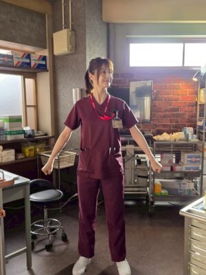 Wakana Matsumoto Instagram - .

.

.

Dr.アシュラをご覧いただきましてありがとうございました！

クランクインのときは寒く震えながら1話のトンネルのシーンの撮影で、全11話を思い返しても一番過酷な2日間でした笑
その修羅場を初日にみんなで乗り越えたからこそ一体感を持って臨めたんだと思います。

医療ドラマなので準備や調べ物、手術シーン当日はすごく大変で、片付け翌日の準備の繰り返しの日々に追われながら奮闘されていたスタッフのみなさん、他多くのスタッフさんに最高の環境を整えていただき、あの場に立たせていただきました。

監修に入ってくださった先生や医療チームのみなさんには撮影上の都合でたくさん無理を言いましたがリアルとドラマの絶妙なラインを探っていただき朱羅の神技を作り上げていただきました。

監督は休む間もなく台本や編集作業と向き合い、撮影が始まると役者と向き合い、良い作品にするための表現への強い気持ちは演じる側の気持ちをとても高めていただきました。

キャストのみなさんとは撮影の合間では ワイワイ大笑いして、撮影が始まるとみんな切り替えて集中して取り組むというバランスがとても心地よく、安心して撮影に臨めました。

原作のこしのりょう先生の優しさと柔らかい笑顔に現場でとても癒されました。
朱羅を生み出され、それを私が演じさせていただけた奇跡がとても感慨深いです。

imaseさんの主題歌”名前のない日々”素敵なサビがあるにも関わらず、静寂な冒頭と最後の大サビのメロディが実は同じで表現の幅に刺激をいただきましたし、いつもドラマの終盤でなくてはならない作品の一部でした。

携わったみなさま誰1人かけてはいけなかったし、感謝と尊敬の気持ちでいっぱいです。
本当にありがとうございました！

そして最後までご覧いただきましたみなさま、応援してくださったみなさま、本当にありがとうございました！

朱羅たちは今日もたくさんの命と向き合い救っていることを想像して、この素晴らしい3ヶ月間を本当にありがとうございました！！！