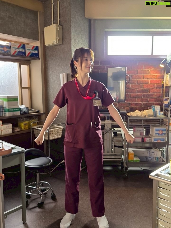 Wakana Matsumoto - 107.9K Likes - .

.

.

Dr.アシュラをご覧いただきましてありがとうございました！

クランクインのときは寒く震えながら1話のトンネルのシーンの撮影で、全11話を思い返しても一番過酷な2日間でした笑
その修羅場を初日にみんなで乗り越えたからこそ一体感を持って臨めたんだと思います。

医療ドラマなので準備や調べ物、手術シーン当日はすごく大変で、片付け翌日の準備の繰り返しの日々に追われながら奮闘されていたスタッフのみなさん、他多くのスタッフさんに最高の環境を整えていただき、あの場に立たせていただきました。

監修に入ってくださった先生や医療チームのみなさんには撮影上の都合でたくさん無理を言いましたがリアルとドラマの絶妙なラインを探っていただき朱羅の神技を作り上げていただきました。

監督は休む間もなく台本や編集作業と向き合い、撮影が始まると役者と向き合い、良い作品にするための表現への強い気持ちは演じる側の気持ちをとても高めていただきました。

キャストのみなさんとは撮影の合間では ワイワイ大笑いして、撮影が始まるとみんな切り替えて集中して取り組むというバランスがとても心地よく、安心して撮影に臨めました。

原作のこしのりょう先生の優しさと柔らかい笑顔に現場でとても癒されました。
朱羅を生み出され、それを私が演じさせていただけた奇跡がとても感慨深いです。

imaseさんの主題歌”名前のない日々”素敵なサビがあるにも関わらず、静寂な冒頭と最後の大サビのメロディが実は同じで表現の幅に刺激をいただきましたし、いつもドラマの終盤でなくてはならない作品の一部でした。

携わったみなさま誰1人かけてはいけなかったし、感謝と尊敬の気持ちでいっぱいです。
本当にありがとうございました！

そして最後までご覧いただきましたみなさま、応援してくださったみなさま、本当にありがとうございました！

朱羅たちは今日もたくさんの命と向き合い救っていることを想像して、この素晴らしい3ヶ月間を本当にありがとうございました！！！