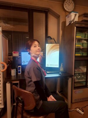 Wakana Matsumoto Instagram - .

.

.

Dr.アシュラをご覧いただきましてありがとうございました！

クランクインのときは寒く震えながら1話のトンネルのシーンの撮影で、全11話を思い返しても一番過酷な2日間でした笑
その修羅場を初日にみんなで乗り越えたからこそ一体感を持って臨めたんだと思います。

医療ドラマなので準備や調べ物、手術シーン当日はすごく大変で、片付け翌日の準備の繰り返しの日々に追われながら奮闘されていたスタッフのみなさん、他多くのスタッフさんに最高の環境を整えていただき、あの場に立たせていただきました。

監修に入ってくださった先生や医療チームのみなさんには撮影上の都合でたくさん無理を言いましたがリアルとドラマの絶妙なラインを探っていただき朱羅の神技を作り上げていただきました。

監督は休む間もなく台本や編集作業と向き合い、撮影が始まると役者と向き合い、良い作品にするための表現への強い気持ちは演じる側の気持ちをとても高めていただきました。

キャストのみなさんとは撮影の合間では ワイワイ大笑いして、撮影が始まるとみんな切り替えて集中して取り組むというバランスがとても心地よく、安心して撮影に臨めました。

原作のこしのりょう先生の優しさと柔らかい笑顔に現場でとても癒されました。
朱羅を生み出され、それを私が演じさせていただけた奇跡がとても感慨深いです。

imaseさんの主題歌”名前のない日々”素敵なサビがあるにも関わらず、静寂な冒頭と最後の大サビのメロディが実は同じで表現の幅に刺激をいただきましたし、いつもドラマの終盤でなくてはならない作品の一部でした。

携わったみなさま誰1人かけてはいけなかったし、感謝と尊敬の気持ちでいっぱいです。
本当にありがとうございました！

そして最後までご覧いただきましたみなさま、応援してくださったみなさま、本当にありがとうございました！

朱羅たちは今日もたくさんの命と向き合い救っていることを想像して、この素晴らしい3ヶ月間を本当にありがとうございました！！！